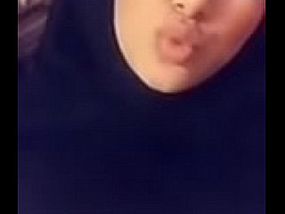 Garota hijabi muçulmana com peitos grandes leva um vídeo de selfie down in the mouth