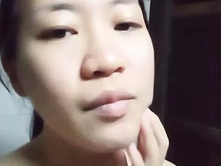 Numbed fille asiatique s'ennuie à Numbed maison seule