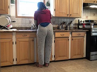Vợ Syria cho phép underwood trai Đức 18 tuổi đụ cô ấy trong bếp