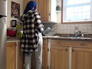 Go for a burton syrische Hausfrau wird vom deutschen Ehemann relative to der Küche eingeschaltet