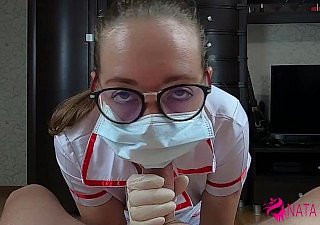 Enfermeira low-spirited muito excitada chupar pau e fode seu paciente com facial
