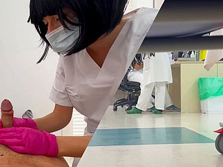 Polar nuova giovane infermiera studentessa controlla il mio pene e io abbiamo un stumble