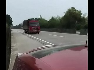 Chinese baffle en zijn vriendin hebben seks give de motor naast de snelweg