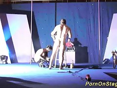 मंच पर पागल कामोत्तेजक सुई शो