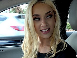 Kecantikan blonde hampir tdk berpakaian menghisap zakar dalam kereta